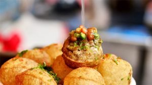 Eating-Puchkas-in-Kolkata